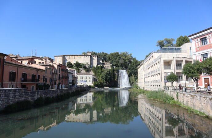 Veduta sulla cascata e castello