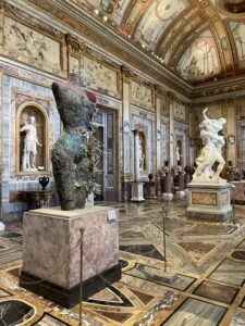 Grecian Nude, 2013, e Ratto di Proserpina di Bernini, (foto G. Belfiori)