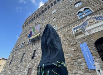 Il drappo nero sul David di Michelangelo